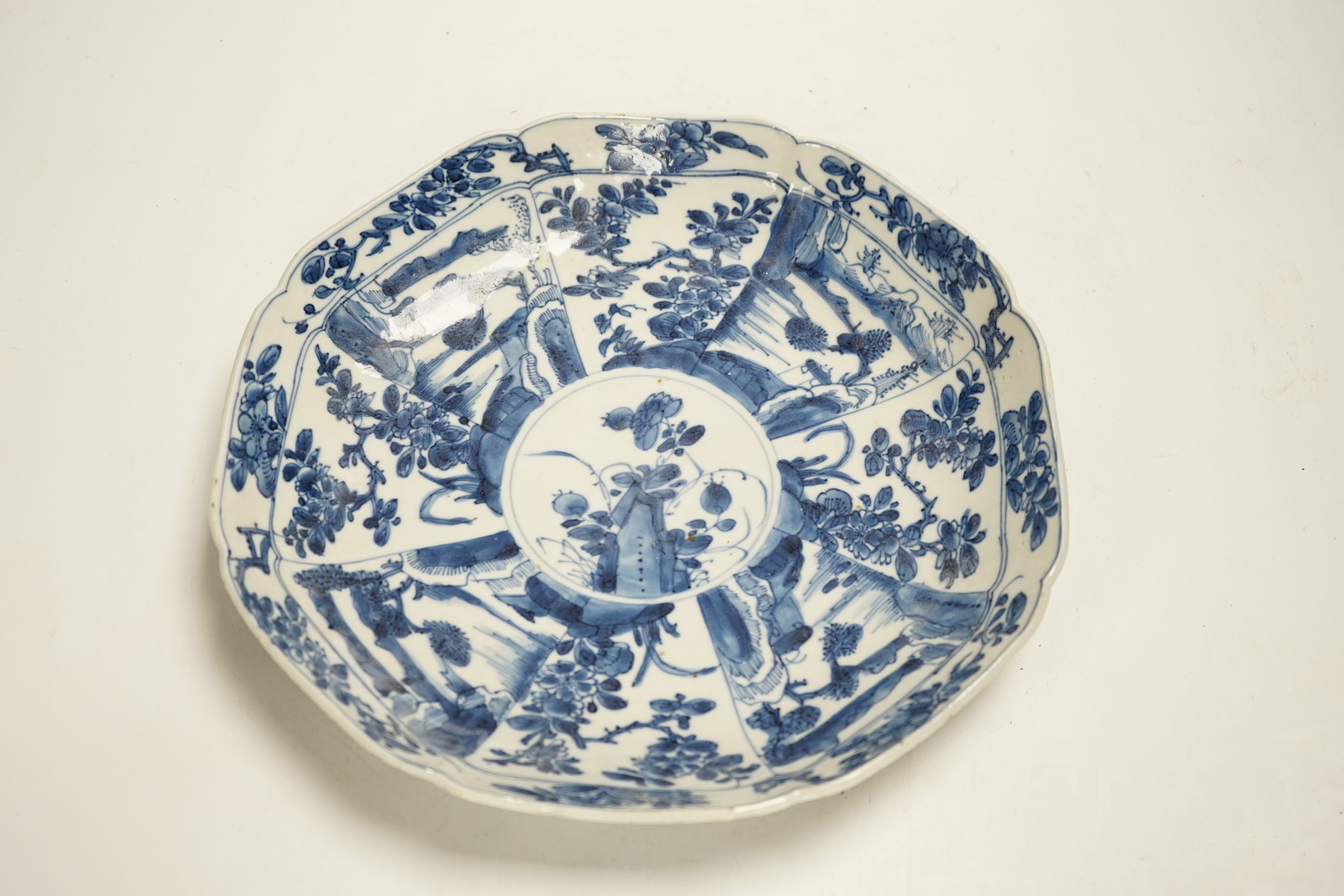 A Chinese blue and white octagonal dish, Kangxi period, 27cm